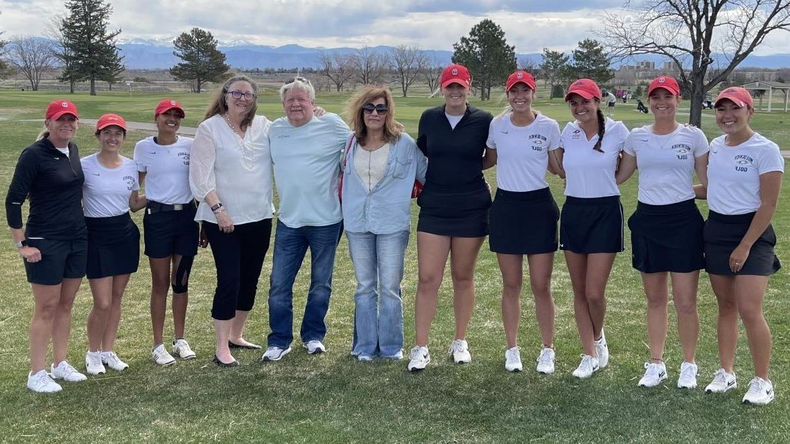 奥尼尔家族的成员，包括蒂姆·奥尼尔，与密歇根州立大学丹佛女子高尔夫球队合影.